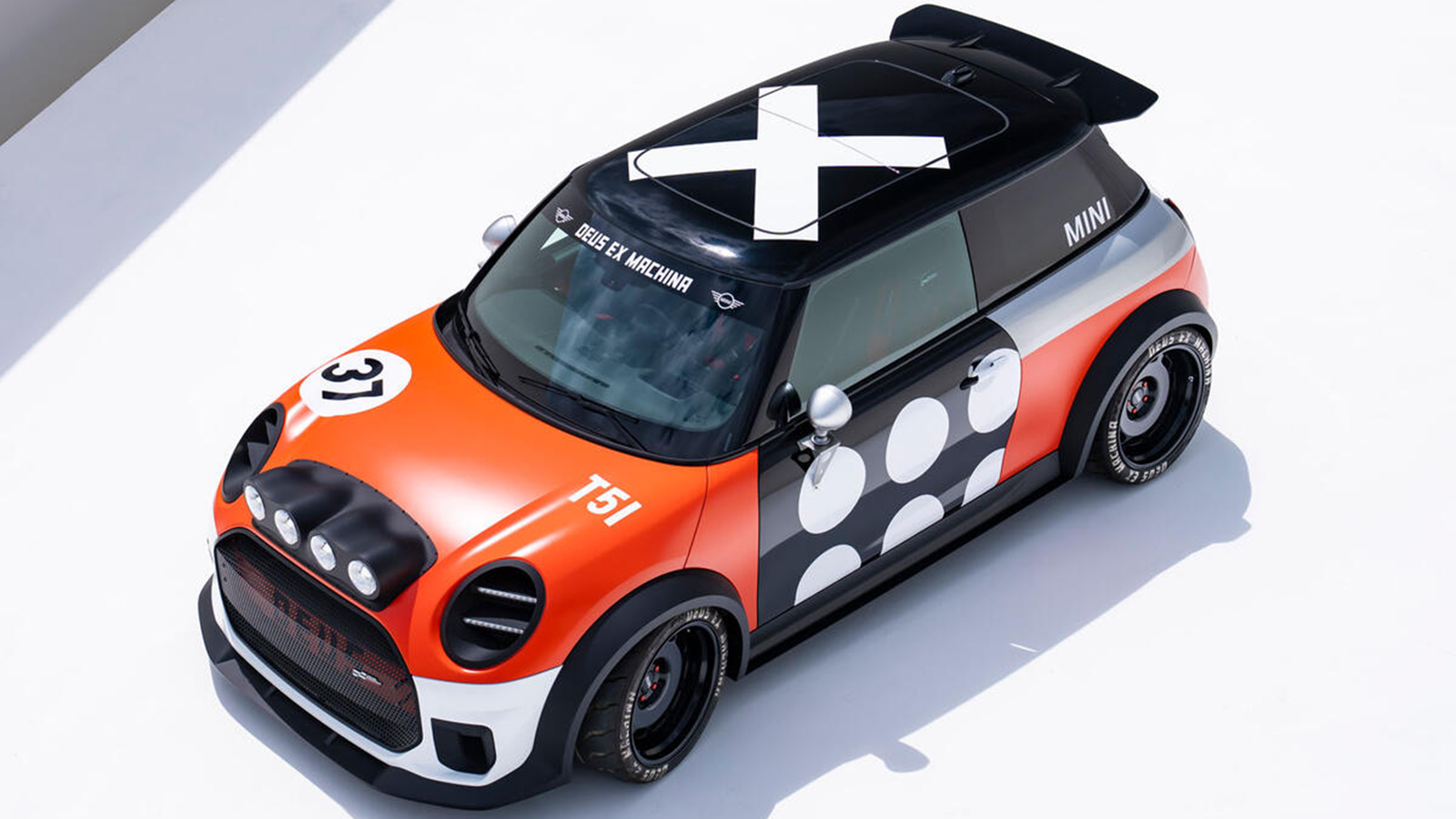 Δύο νέα Cooper JCW τιμούν την αγωνιστική κληρονομιά της ΜΙΝΙ